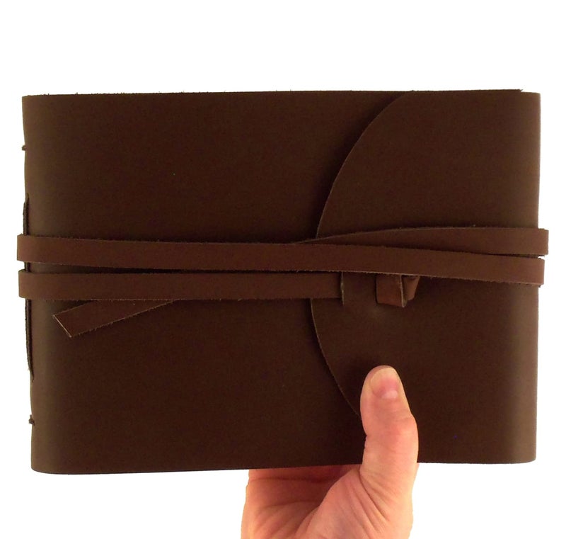 Rustic Ridge Leather ألبوم صور جلد طبيعي ريفي مع صندوق هدايا - صفحات بأسلوب سكربوك - يحمل 100 صورة بحجم 4x6 أو 5x7 - كتاب صور 6x8 - Image 5